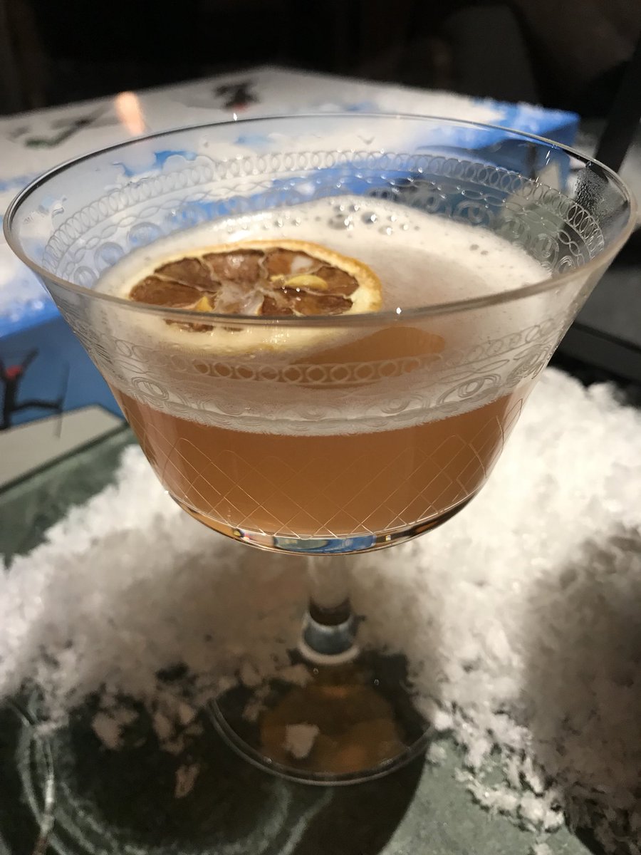 iamhelenwills's tweet image. Where @DrHilaryJones looks much calmer than me... 🎿⛷
An evening of #VirtualReality skiing with 🍹🍸 &amp;amp; @PostOffice to show you ski better without alcohol! #skisafe