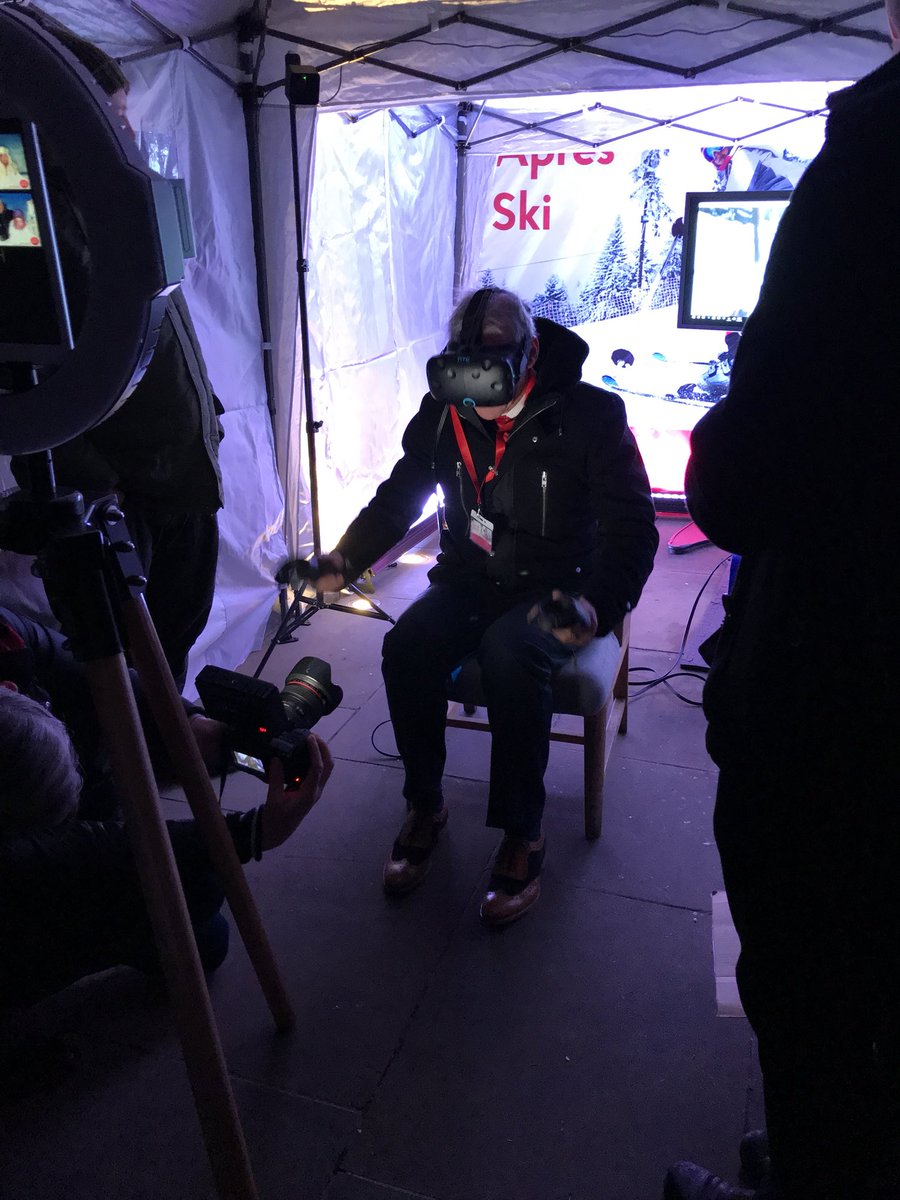 iamhelenwills's tweet image. Where @DrHilaryJones looks much calmer than me... 🎿⛷
An evening of #VirtualReality skiing with 🍹🍸 &amp;amp; @PostOffice to show you ski better without alcohol! #skisafe