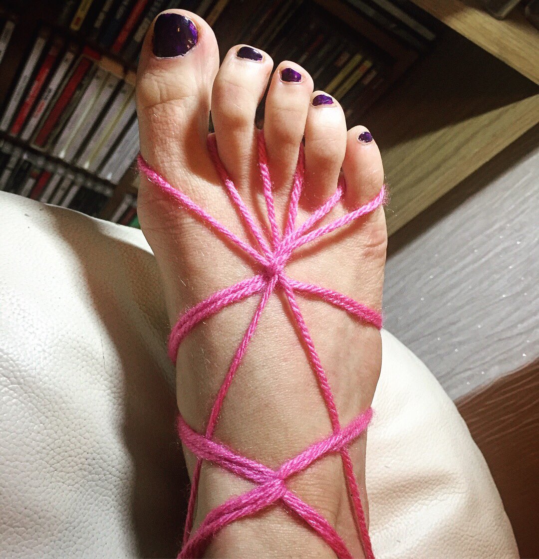 PNixx89's tweet photo. Pretty in pink 🎀 #footfetish #footporn #footmodel #footfetishgroup #footfetishcommunity #footfetishworld #footfetishnation #sexyfeet #toes #barefoot #barefeet #Pink #bdsm #TiedUpTuesday #tiedup #soles #solesociety #softsoles https://t.co/gvlgIKpvIo