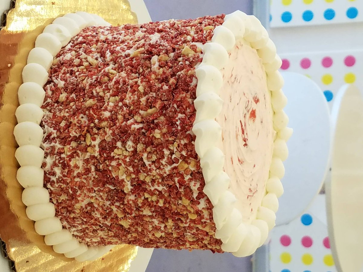 LolliBopSweets's tweet photo. Strawberry Crunch Cake! #Sweetyoself #lollibophappiness #strawberrycake https://t.co/xEDXVmWNKl