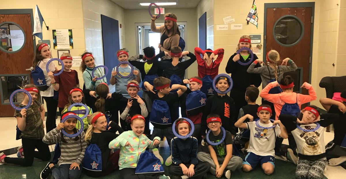 MrsRoth310's tweet photo. Swag bag winners!! Oh yeah!! #Kellybrookfunrun #wehaveswag @KBElementary https://t.co/Qpmdz9fW01