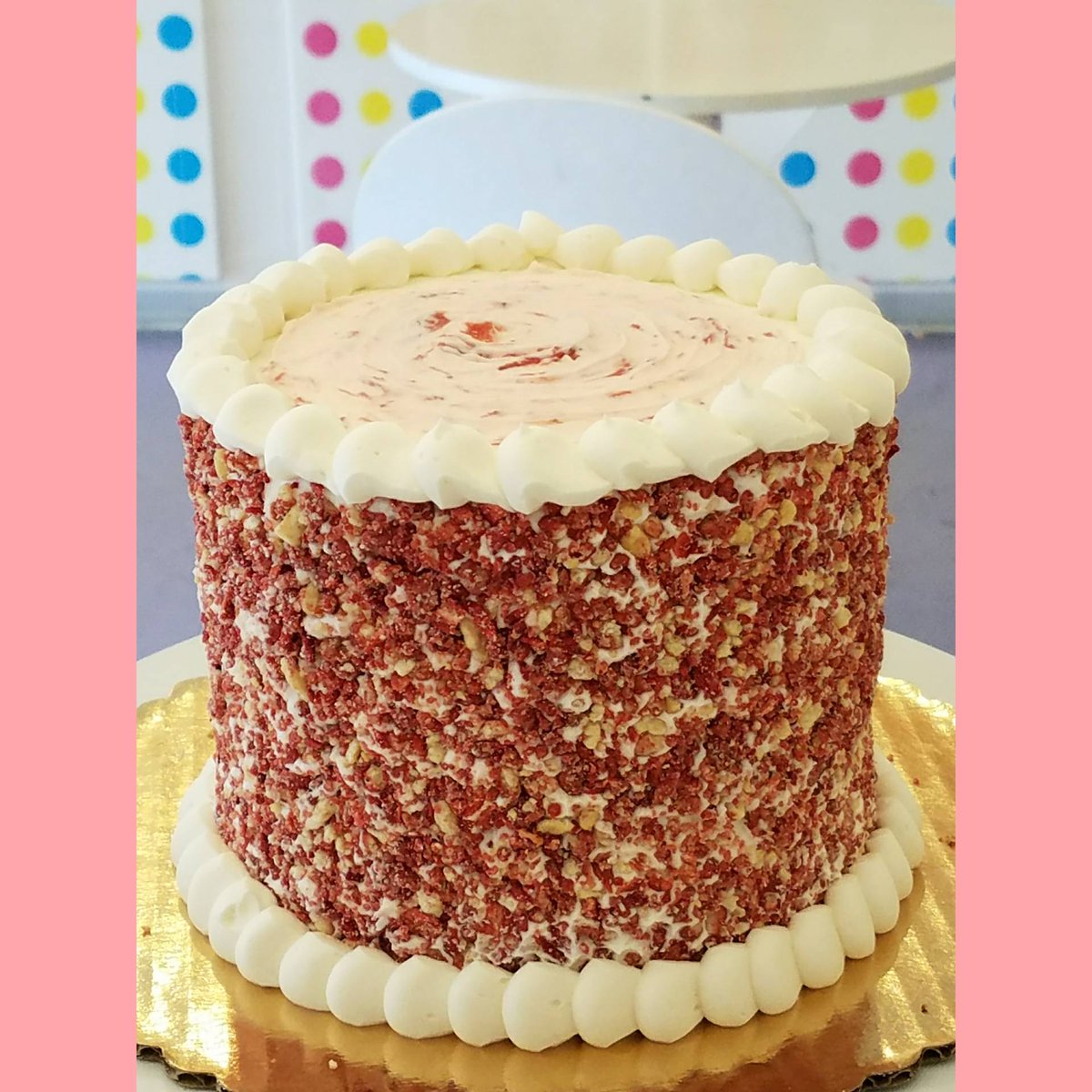 LolliBopSweets's tweet photo. Strawberry Crunch Cake!!! #strawberrycake #Sweetyoself #lollibophappiness https://t.co/YpLZLaoxtS