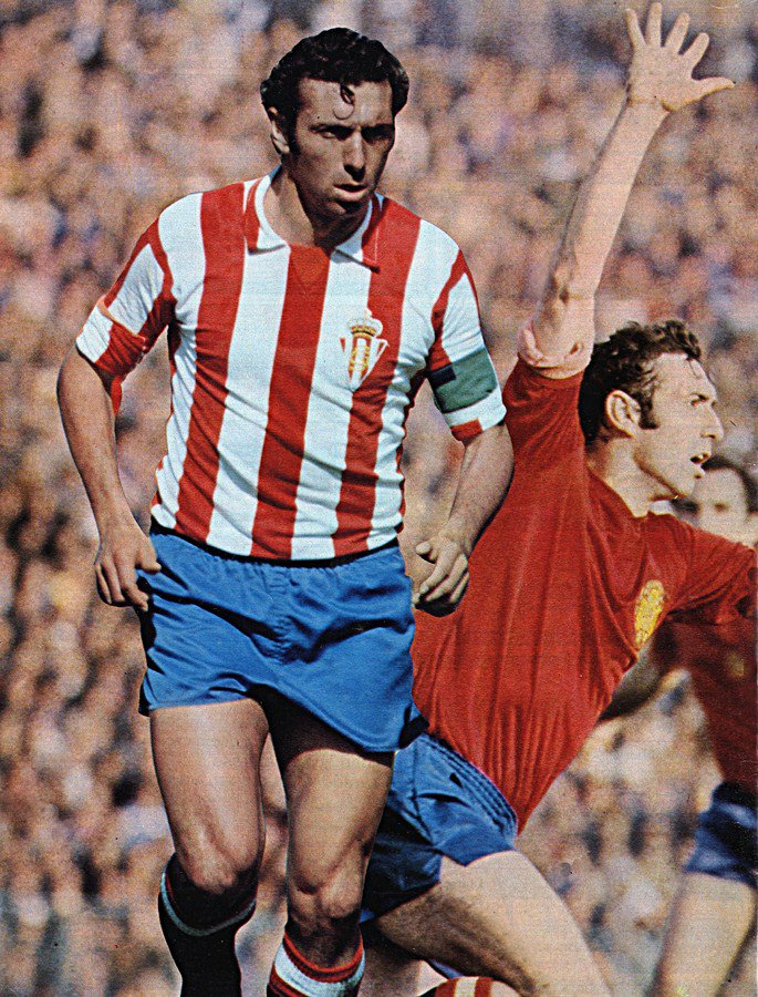 FA82Oficial's tweet photo. Un hombre de otro tiempo, un delantero valiente dentro y fuera del campo, un señor en rojiblanco. Respeto y admiración: descansa en Paz, QUINI. https://t.co/BgvxORapZp