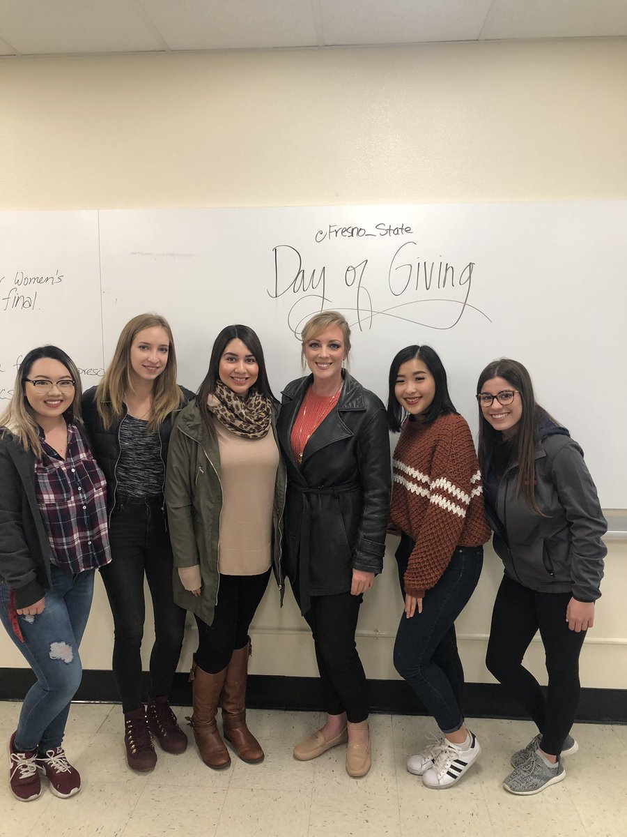 maddiiefeliix's tweet image. Feed the DOG! Thank you @JennyToste for coming into our class today and informing us about Day of Giving here at Fresno State! #PRDogs