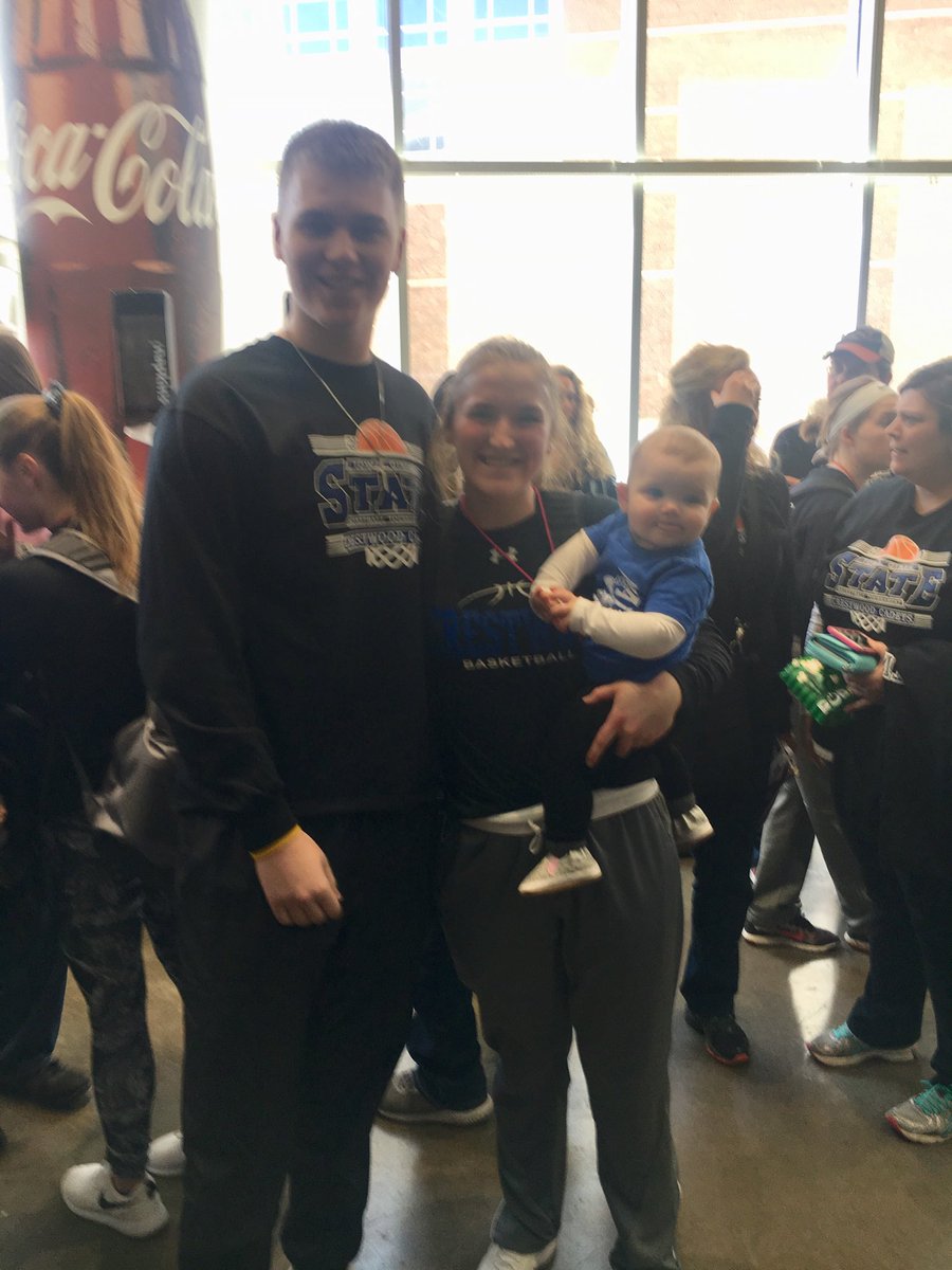 kkerianteacher's tweet photo. @spisney and her “tallest” fan and her “smallest” fan! @AlexKerian @KirstinWidell #fuzzypicture ❤️ https://t.co/x7aEuS5Q1j