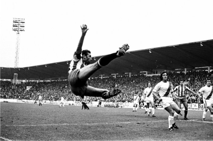 'El Brujo' nos ha dejado esta helada noche en Asturies. 7 Pichichis, contemporáneo de Cruyff, Maradona, Hugo Sánchez... Adiós a un mito. Que la tierra te sea leve, Quini.