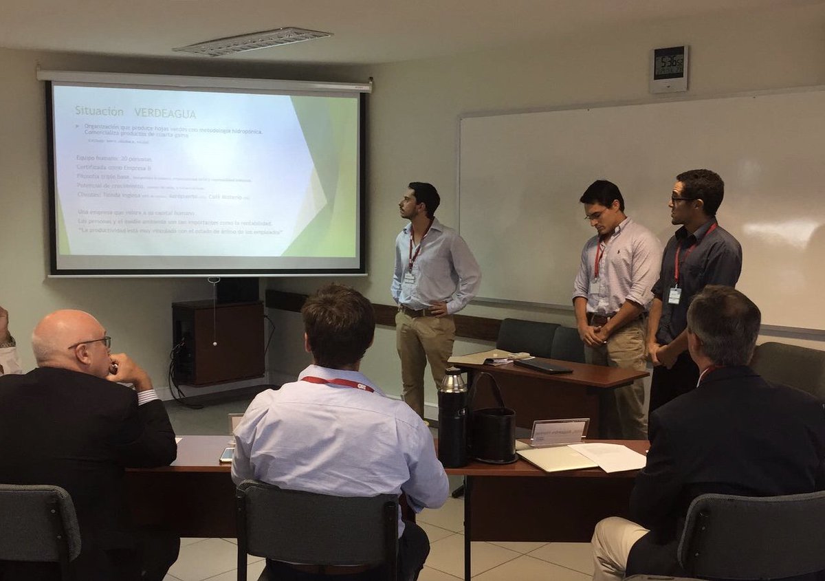 UniversidadORT's tweet photo. Los equipos presentan sus propuestas ante nuestro jurado. ¡Compiten por una beca para realizar un postgrado a su elección!
#ChallengeDirectivoORT https://t.co/7ze14EehdV