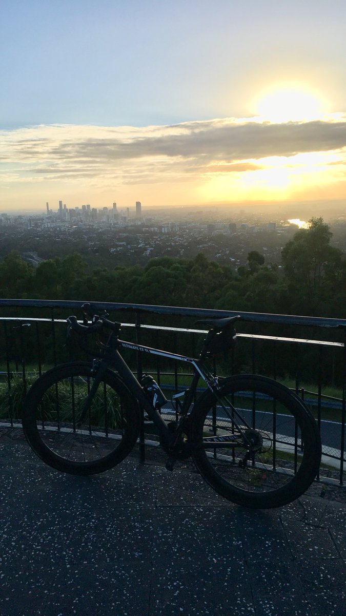 FiBerry_'s tweet photo. Sunrise with the best of ‘em #cootha #morningride #mycanyon https://t.co/Vrq6X6rQEV