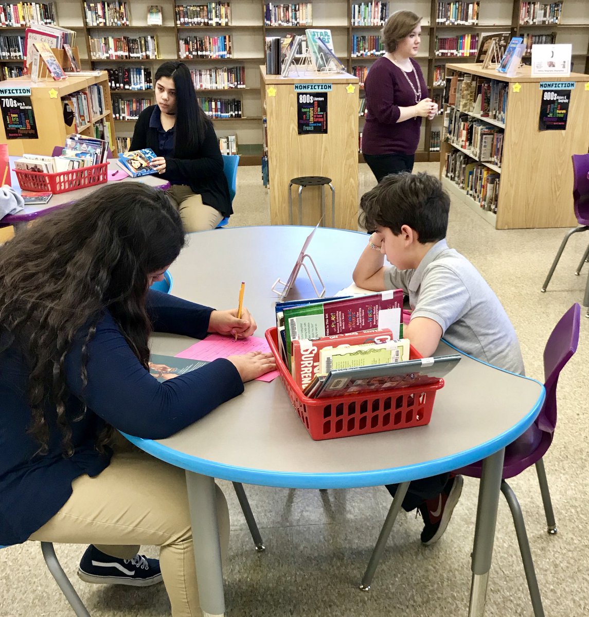 AMSLibraryReads's tweet photo. Thanks Ms. Harris for bringing your 7th graders to the Library to fall in love with books! #AMSReads #AACPSAwesome https://t.co/Gwg1FcNNwy