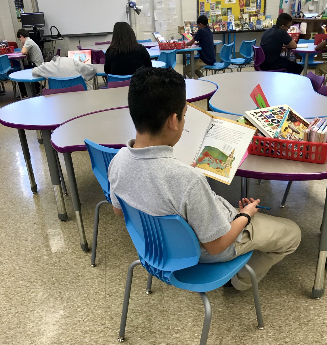AMSLibraryReads's tweet photo. Thanks Ms. Harris for bringing your 7th graders to the Library to fall in love with books! #AMSReads #AACPSAwesome https://t.co/Gwg1FcNNwy