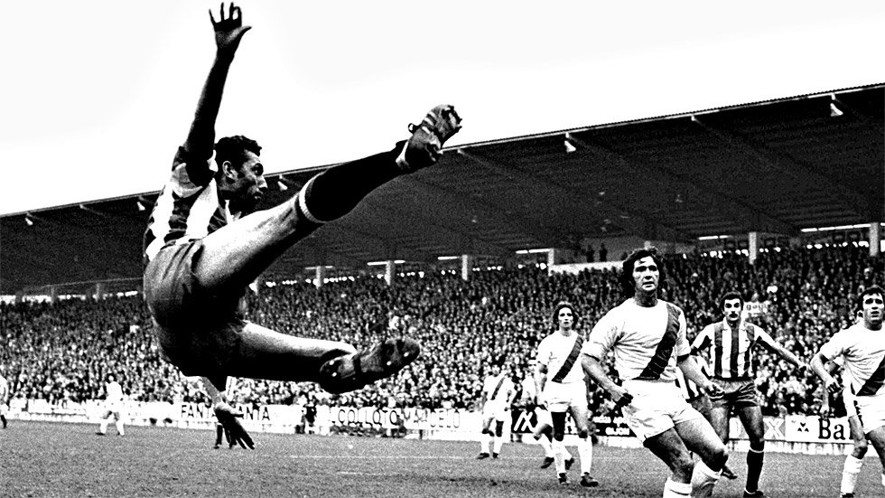 Se nos fue "El Brujo" pero nos dejó su magia. Quini logró con su sonrisa  franca ganarse por goleada a cualquier aficionado al fútbol. Un fuerte abrazo a sus familiares y seres queridos.