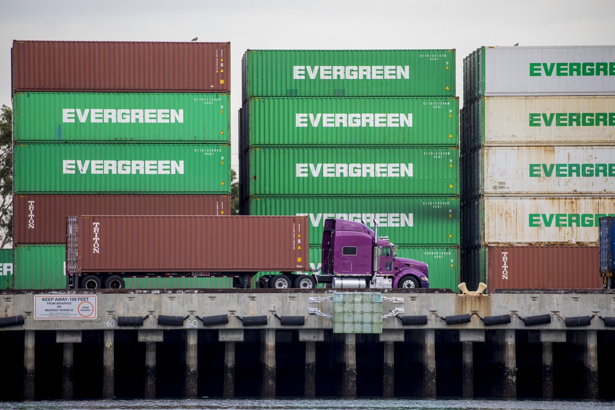 PortofLA's tweet image. Nearly 1,000 trucks at the #PortofLA use natural gas that is 100% renewable.