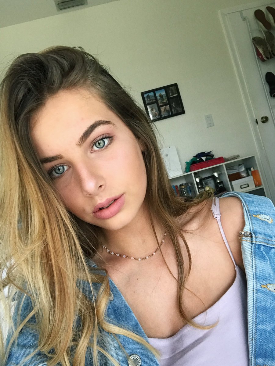 ellieesachs's tweet photo. Hi Twitter. If you’re a senior &amp; feel like writing down my name for best eyes you so totally can...you can even click this link to do it!!  https://t.co/NBMoji63jP https://t.co/CkjoubArLw