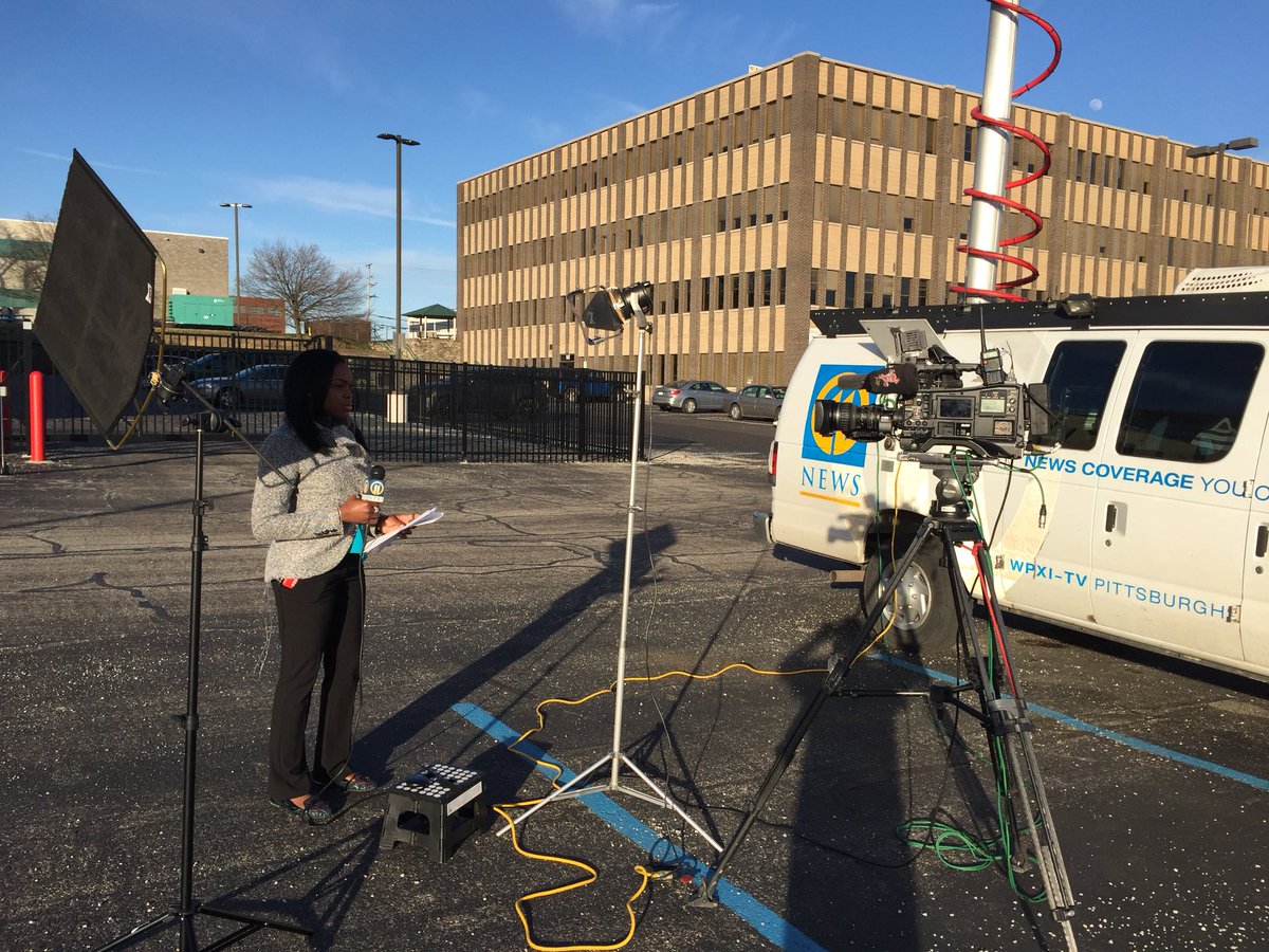 CameraDudeAndy's tweet photo. My pal @WPXIMarlisa gets ‘the works’ today: sun shield, big light and a stool for her make up. Big time! #wpxiphotogs #noteveryonewoulddothis #happyreporter #shotlookedgreatonair https://t.co/CVLHNS7nxa