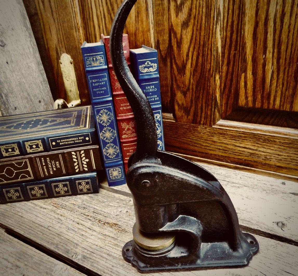 ReliantNS's tweet photo. Happy National Retro Day! #VintageNotary #RNS #NotaryHistory https://t.co/3Z3d5IyMrk