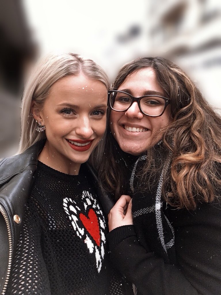 mvrionlvq's tweet photo. I met this beautiful and lovely woman today. Thank you so much for being so nice, I hope to see you again during the week. And once again, congrats for your collaboration for #strathberryxinthefrow β‘ https://t.co/COJaY8rlzb
