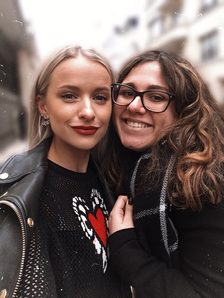 mvrionlvq's tweet photo. I met this beautiful and lovely woman today. Thank you so much for being so nice, I hope to see you again during the week. And once again, congrats for your collaboration for #strathberryxinthefrow β‘ https://t.co/COJaY8rlzb