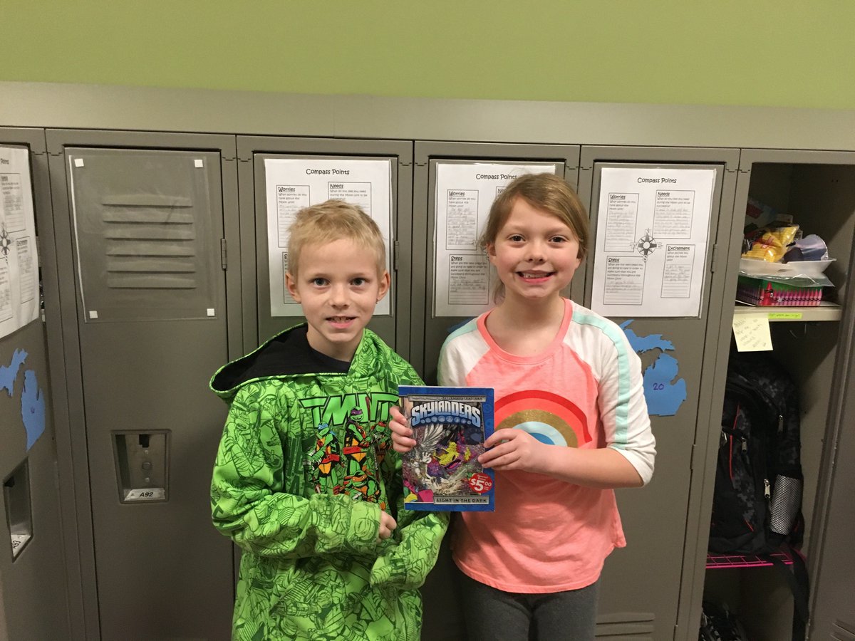 smwalsh1978's tweet photo. Thank you Jaclyn for sharing a book with a friend in your class! @Randolphsclass   #pioneerskindnesschallenge @SLCSpearson https://t.co/BnG5gM5IBT