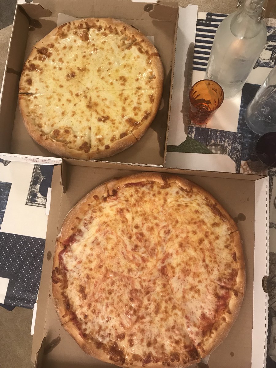 #lamiavitaaphilly è risaputo che non sappia realmente distinguere 10cm da 1m... figuriamoci 14’’ da 16’’ ed è con quest’errore di valutazione che si conclude la serata...#pizza #pizzadelivery #usa2018 #cheese #margherita #xl #XXL