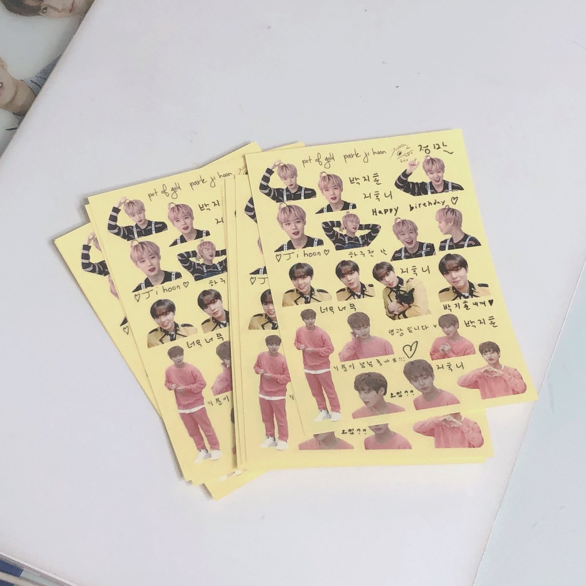Hooni_moon's tweet photo. ❤후니모아❤ 투명다꾸스티커 

Rt) 2 분추첨 스티커 랜덤 2종 증정 
✨1시부터 입금선착 2분 전차스 2종 증정 
      
🐰90 x 120 투명백색스티커 입니다 

🐰소량으로 진행하기 때문에 수량이 적어요! 😂

🐰스티커 발주되면 바로 배송들어갑니다 

입금 폼 >>> https://t.co/rYqyKynmWm https://t.co/xHzvG4DY2X