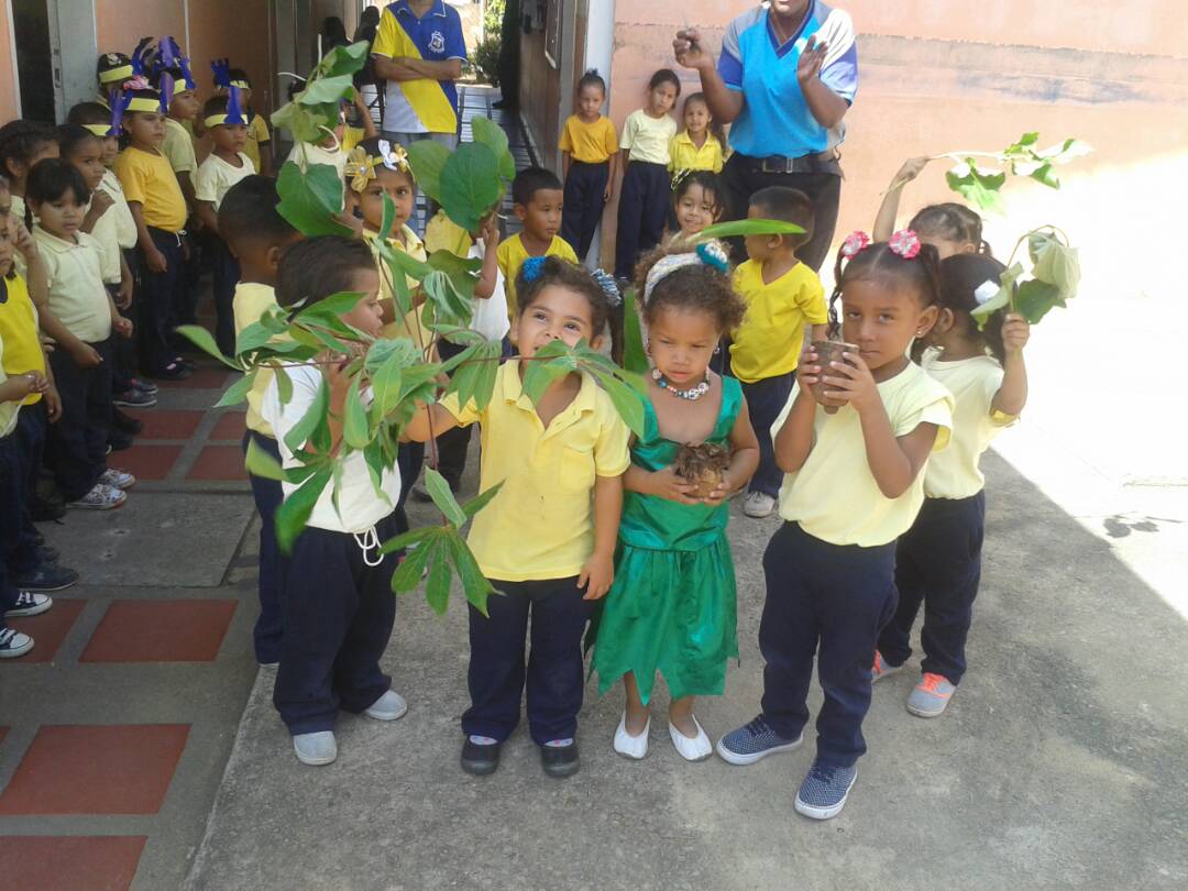 Circuito25heres's tweet photo. #JuntosTodoEsPosible  Grupo de Creacion, Recreacion y Produccion del CEI El Buen Pastor ensayando el baile La Agricultura en el Marco del PTMS. @eugeniapinero @sheieduc @MPPEDUCACION @SaIaBolivar https://t.co/frCYmG2VWb