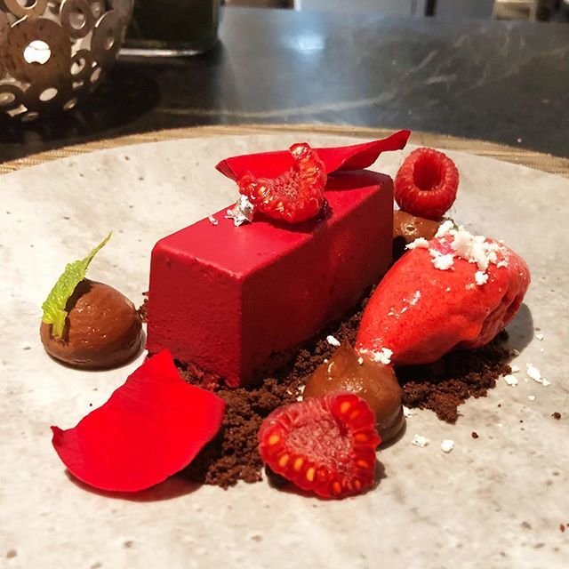 BigDaddyKreativ's tweet photo. I recently had dinner at canoe in Toronto with my friend Aaron. The dinner was great, but this chocolate cake was phenomenal!

#tastingmenu #foodporn #canoerestaurant https://t.co/l75VIlSdhZ https://t.co/YILgL2ElTi