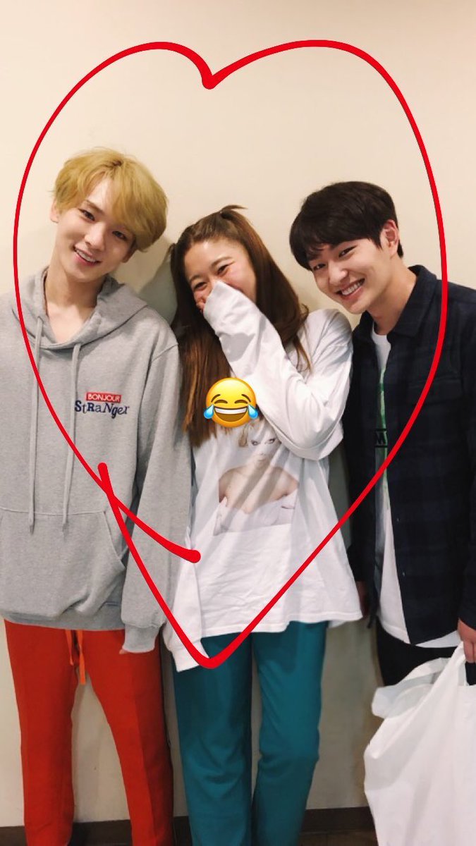 Guriko בטוויטר キーくんと 友達の写真に笑顔で映り込むオニュが面白いwwwふつうにビニール袋もってて まじふらっと映り込みした感がほんとwwwオニュらしい