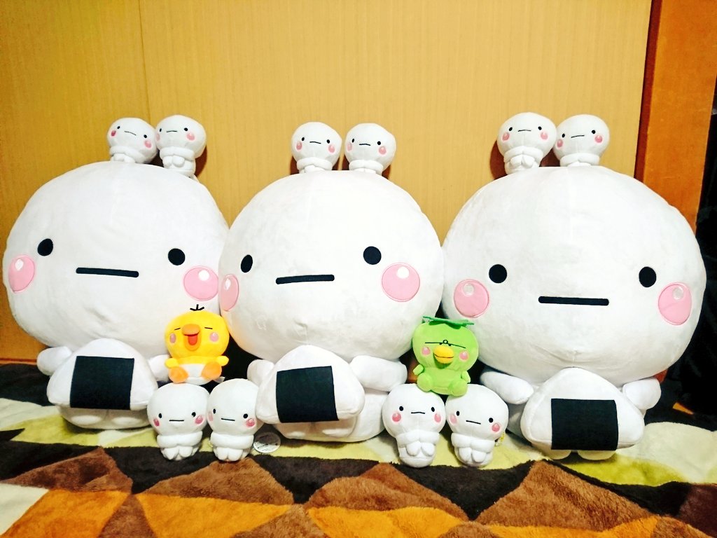 アーガイル 愛称 がいるん A Twitter 最近lineのスタンプでハマってるいしいともこさんのしろまるのぬいぐるみたくさん集まってきた 笑 大きいぴっぴのぬいぐるみも狙おうと思ったけどしろまるが愛しくて三兄弟になってしまった 笑 T Co