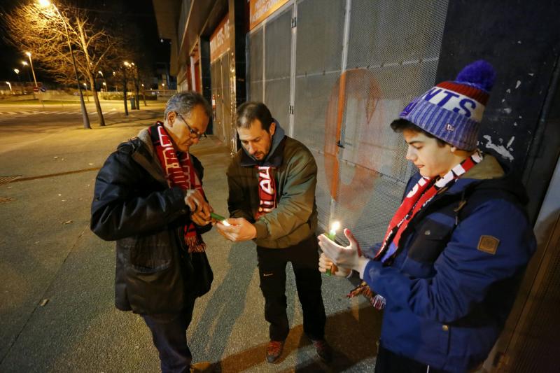 elcomerciodigit's tweet photo. 🔴 #DIRECTO Los primeros aficionados se han acercado a El Molinón para rendir homenaje a Quini https://t.co/NojYSKvcjX https://t.co/OV1SoTsz65