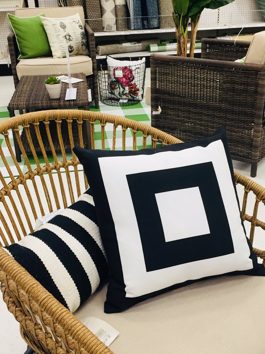 TargetVM_Philly's tweet photo. Had so much fun setting our “outdoor living” displays today! #target #targetmerchandise #vmtarget #vmtl #g493sofreshandsoclean #visualmerchandising #display #displaydesign #wearetarget #teamtarget #outdoor #southphilly @samshah21 @JennaWalkerTGT @beth_hinkleTGT @BethGates23 https://t.co/FCy5nq0b5O