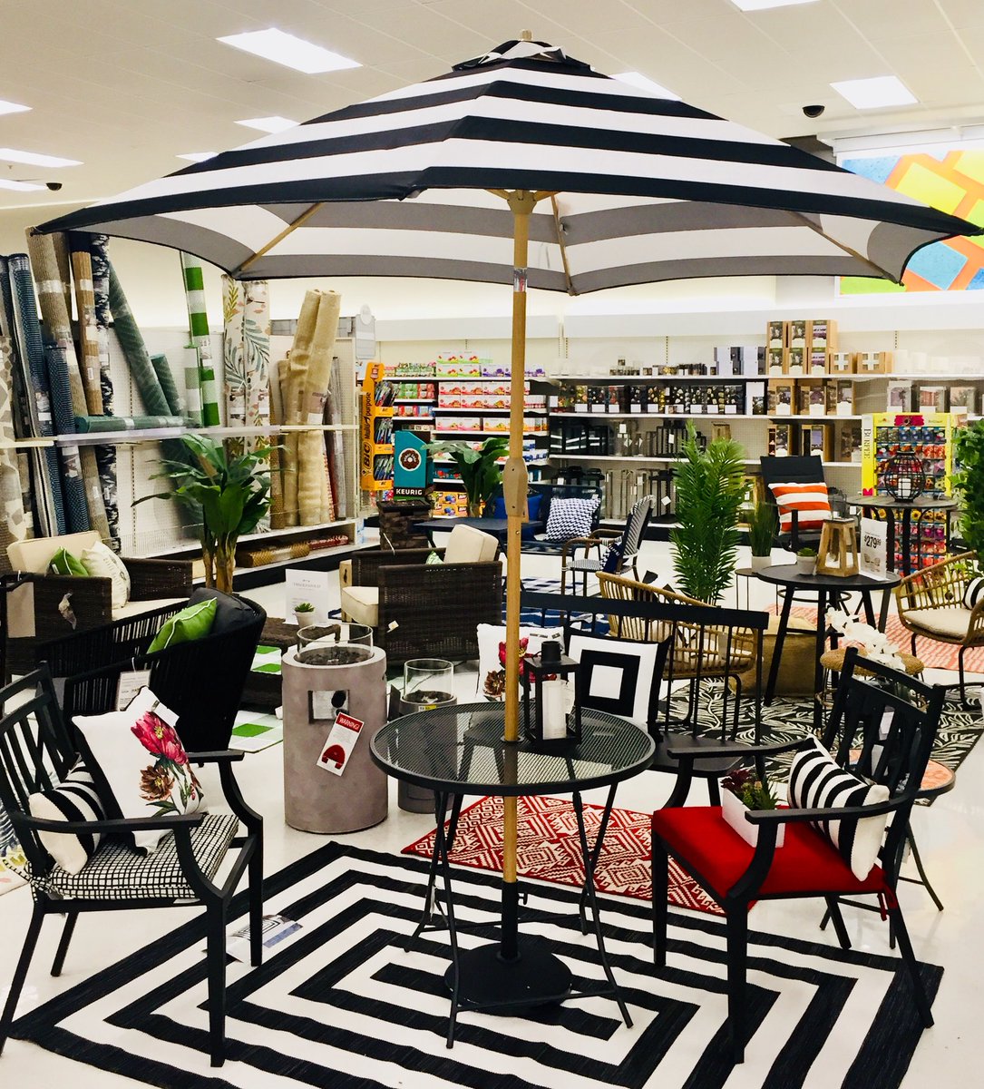 TargetVM_Philly's tweet photo. Had so much fun setting our “outdoor living” displays today! #target #targetmerchandise #vmtarget #vmtl #g493sofreshandsoclean #visualmerchandising #display #displaydesign #wearetarget #teamtarget #outdoor #southphilly @samshah21 @JennaWalkerTGT @beth_hinkleTGT @BethGates23 https://t.co/FCy5nq0b5O