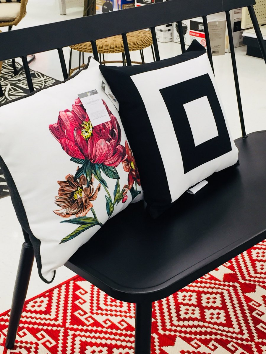 TargetVM_Philly's tweet photo. Had so much fun setting our “outdoor living” displays today! #target #targetmerchandise #vmtarget #vmtl #g493sofreshandsoclean #visualmerchandising #display #displaydesign #wearetarget #teamtarget #outdoor #southphilly @samshah21 @JennaWalkerTGT @beth_hinkleTGT @BethGates23 https://t.co/FCy5nq0b5O