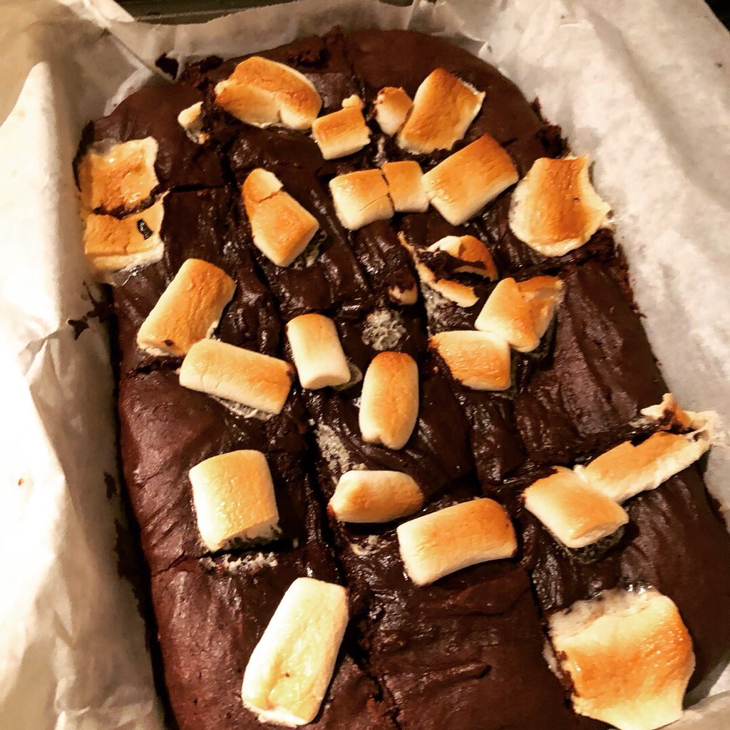 nadyawithawhy's tweet photo. Tonight I got all crafty in the kitchen to keep my mind busy. It worked and my tastebuds were in for a treat too! 😍🤭🤤 #bakingtherapy #kitchencrafts #eyesbiggerthanmybelly https://t.co/w4bSzYC0U3