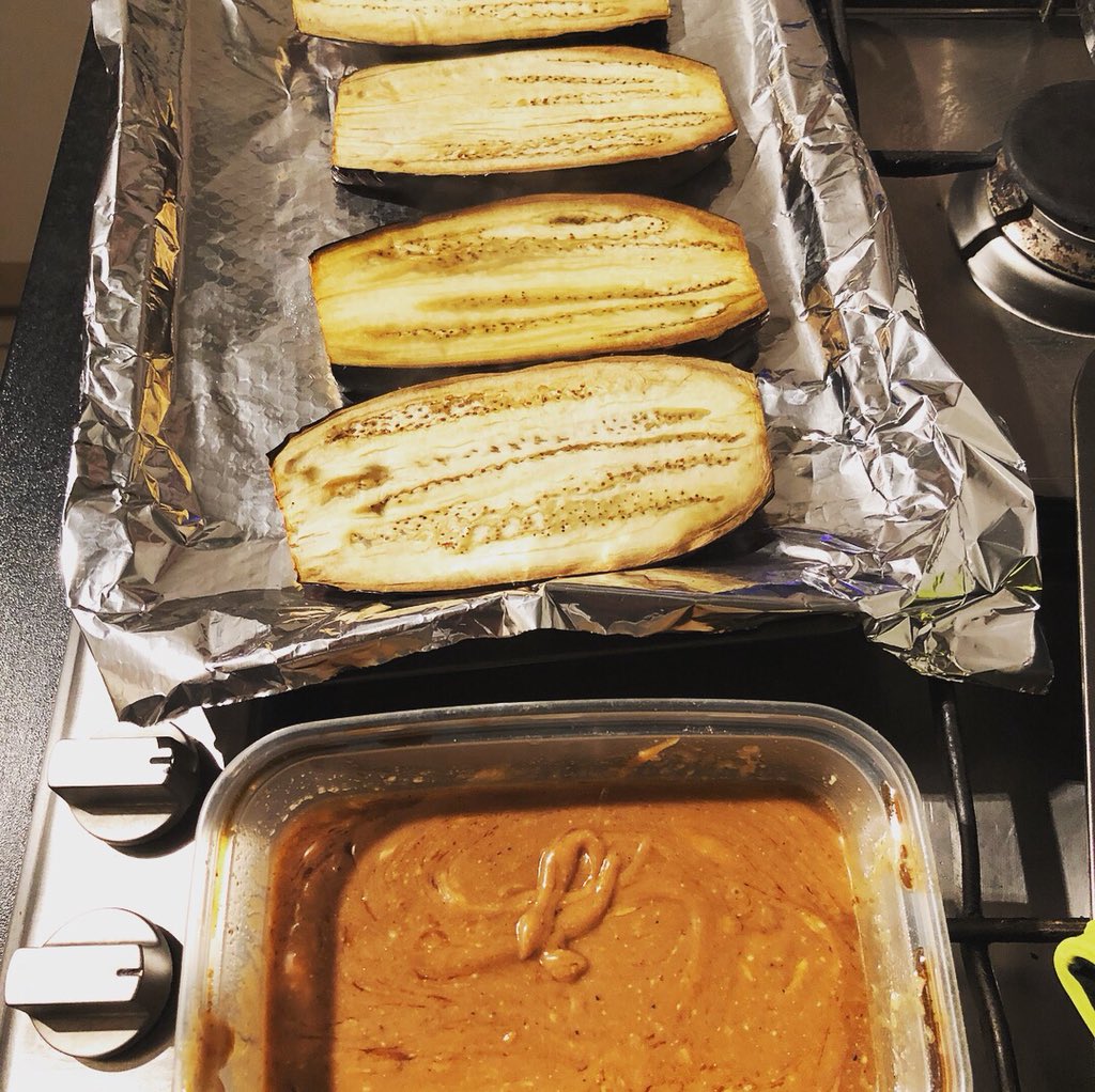 nadyawithawhy's tweet photo. Tonight I got all crafty in the kitchen to keep my mind busy. It worked and my tastebuds were in for a treat too! 😍🤭🤤 #bakingtherapy #kitchencrafts #eyesbiggerthanmybelly https://t.co/w4bSzYC0U3