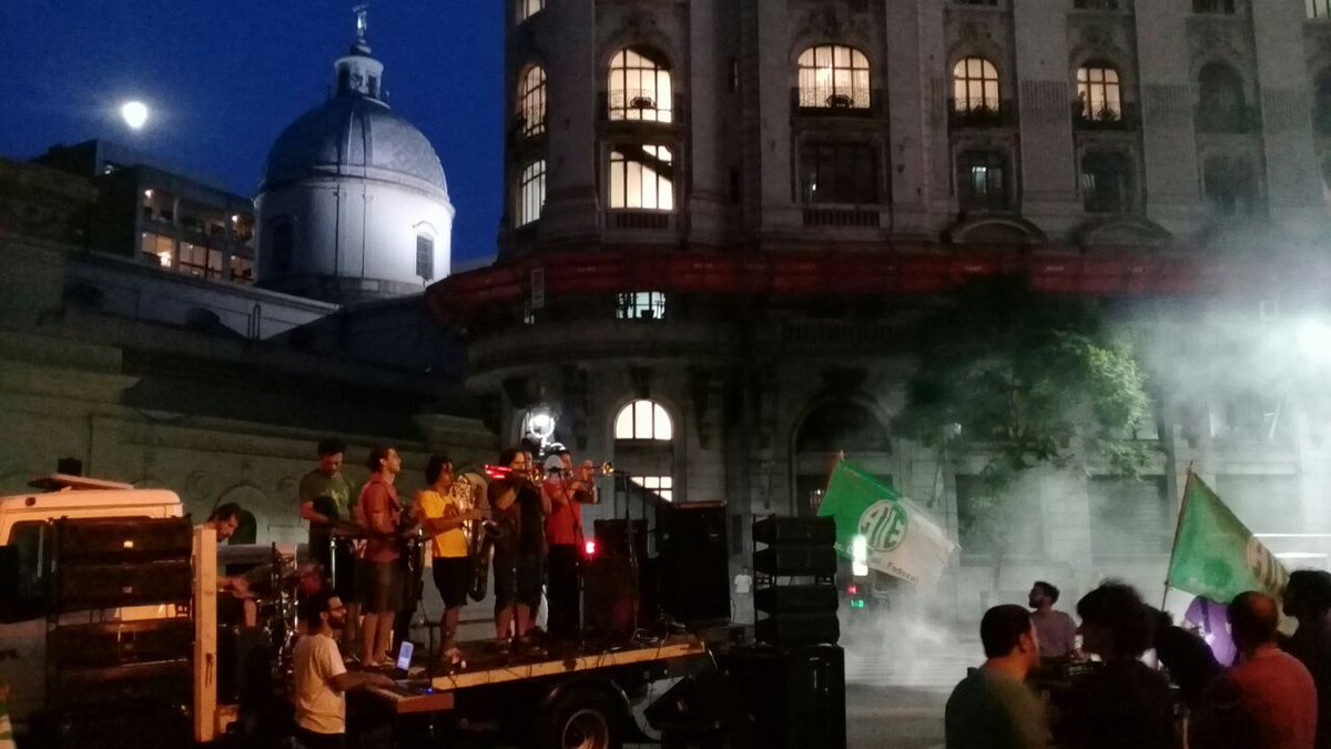LaMugicaenATE's tweet photo. [FESTIVAL LARRETA DESPIDE]

Antopofonica toco en el escenario de lucha de ATE Capital por la reincorporación de todxs lxs despedidxs que el Gobierno de Horacio Rodriguez Larreta.

Se viene con todo Gran Capitán, venite!!
#BADespide #LarretaDespide @asambleacanal #ATECapital https://t.co/XmVqo7UAUf