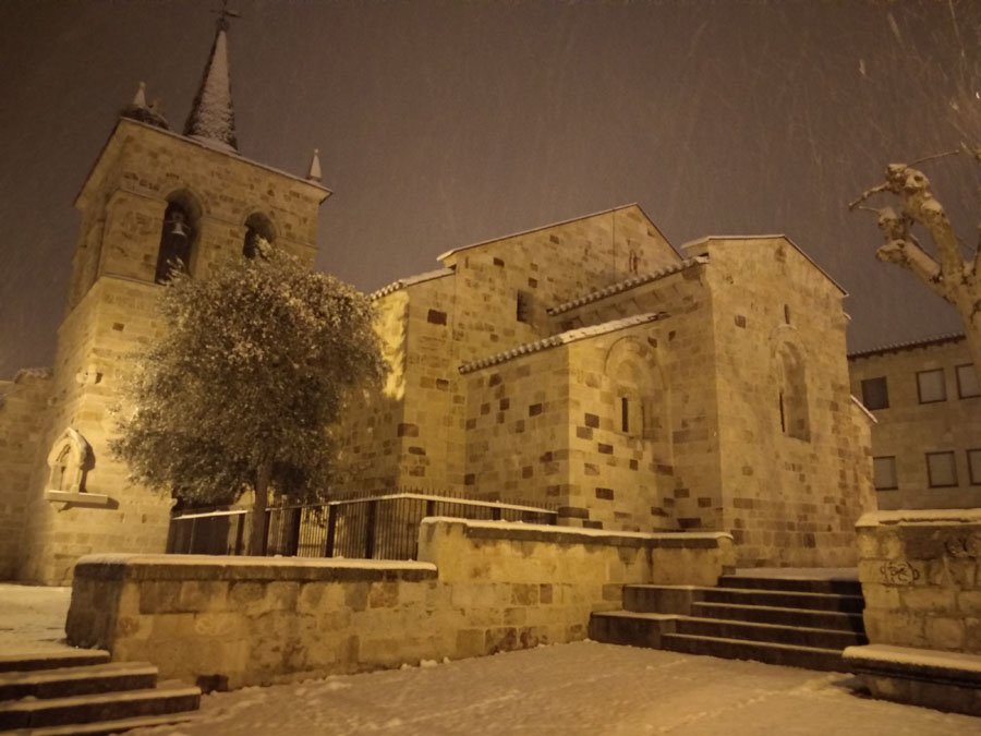 Zamora24horas's tweet photo. Galería 📸 | Un paseo nocturno por la Zamora nevada https://t.co/qHC8esJCtj https://t.co/66VIofN0w6