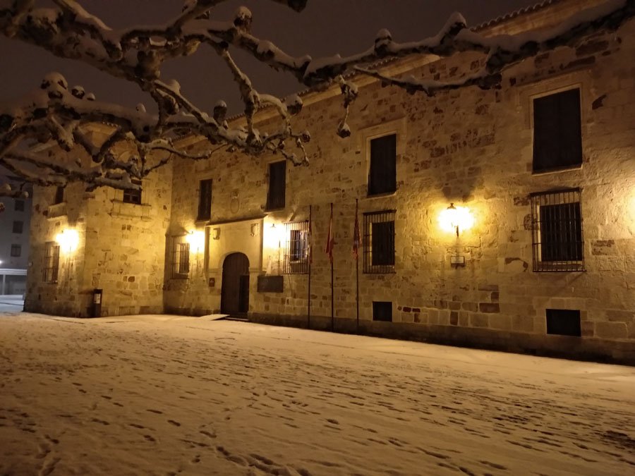 Zamora24horas's tweet photo. Galería 📸 | Un paseo nocturno por la Zamora nevada https://t.co/qHC8esJCtj https://t.co/66VIofN0w6