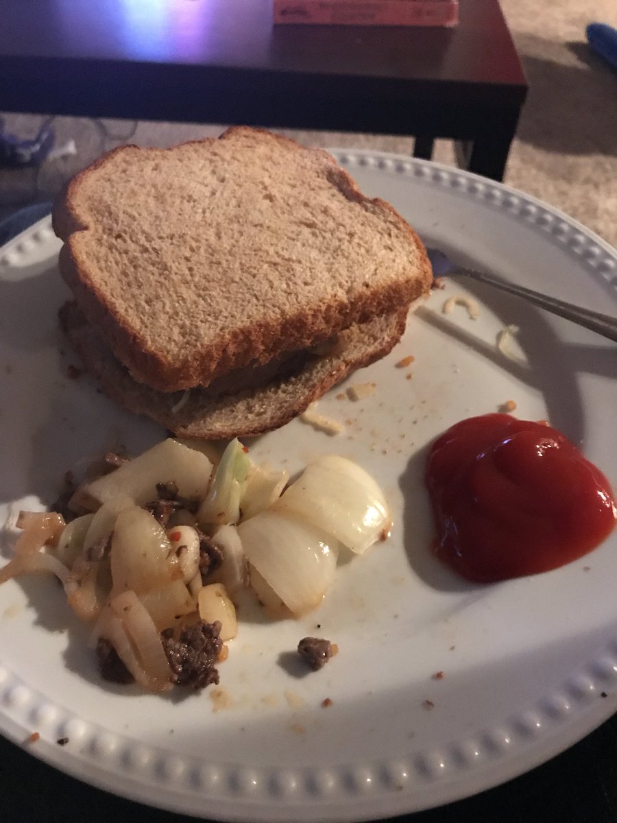 kmccar19's tweet photo. @GordonRamsay what do you think of my burger for dinner? Bone Apple tea https://t.co/DoSEOIkAzf