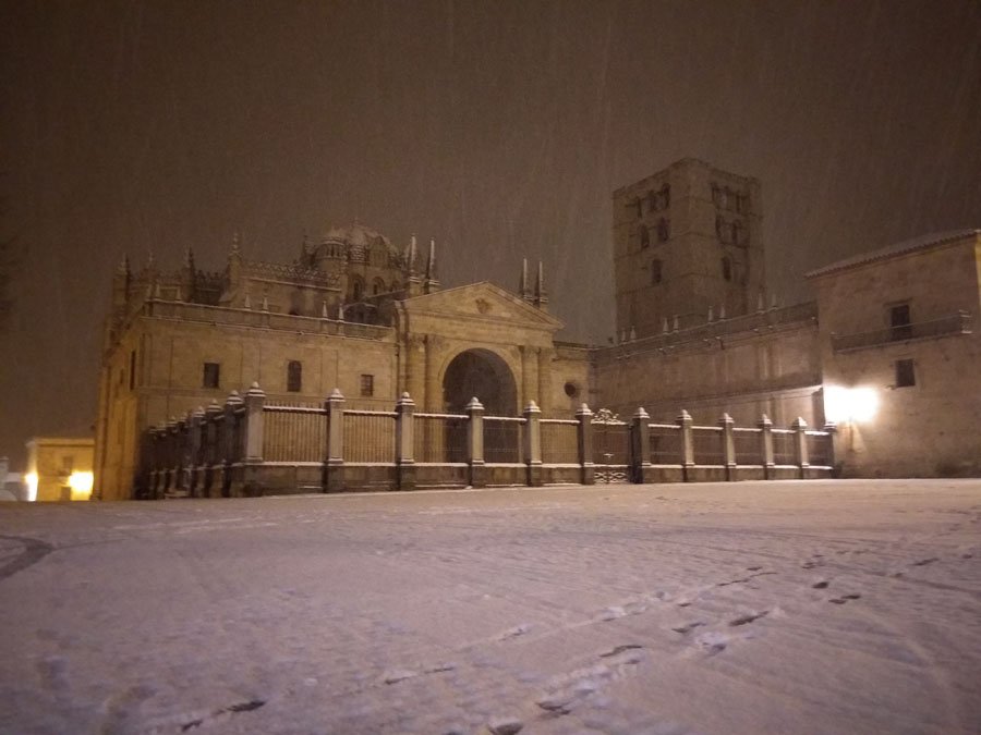 Zamora24horas's tweet photo. Galería 📸 | Un paseo nocturno por la Zamora nevada https://t.co/qHC8esJCtj https://t.co/66VIofN0w6