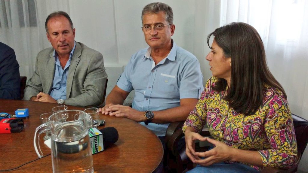 LauraLabat's tweet photo. #Hernando El Secretario @jc_scotto hizo entrega al Int. @_bottasso de tres millones cuatrocientos mil pesos para la obra de #subnivel que ya tiene un avance del 90% https://t.co/6ZBctiXo9f