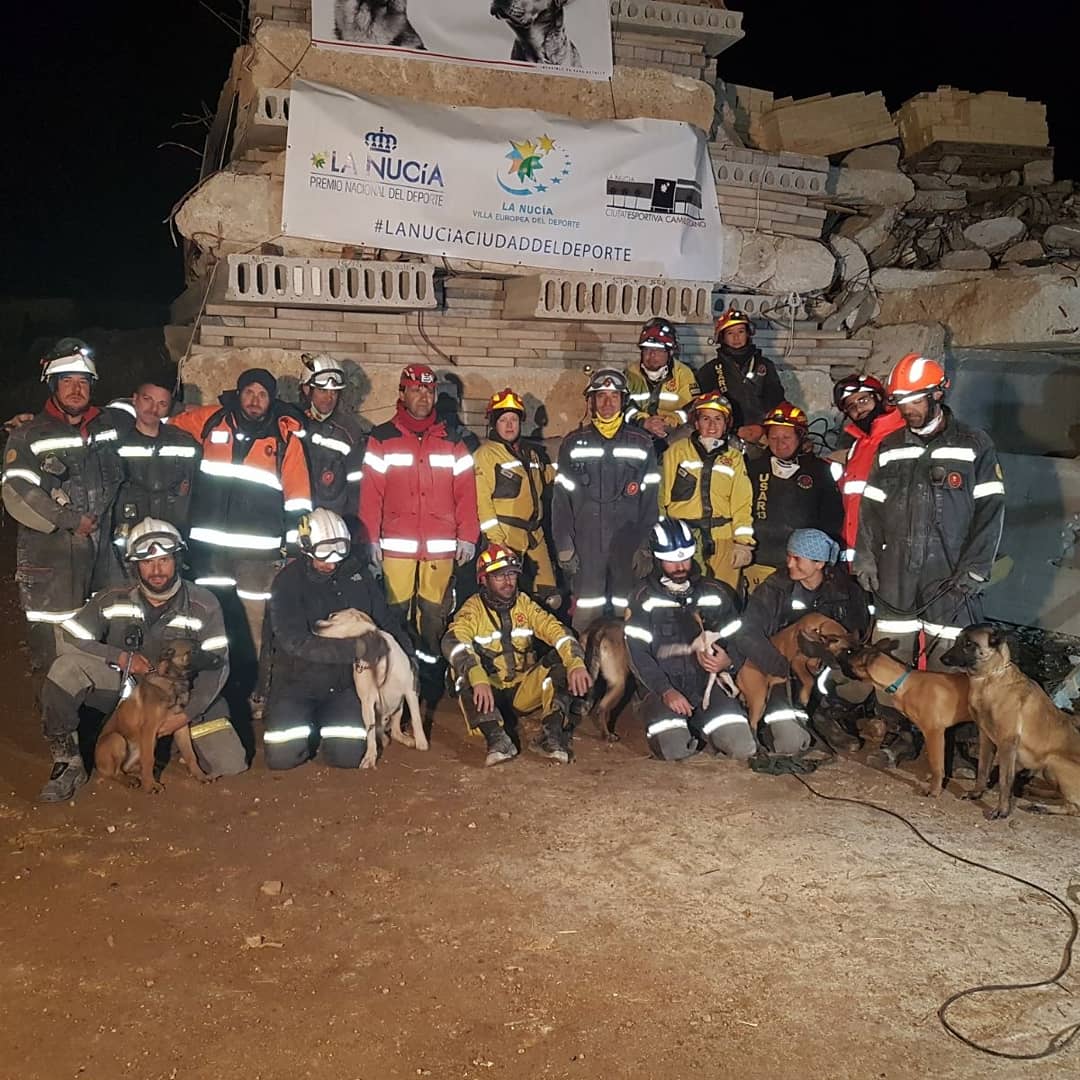 USAR13DYA's tweet photo. Al fin d las jornadas organizadas por @Maskokotas y por @Scank9  y la colaboración dl Ayuntamiento d #Massanassa, d @LaNuciaES , @Trixie_es, #Gosby, @RoyalCanin_Es  todos los equipos hemos coincidido en q han sido productivas y hemos disfrutado con ellas. #usar13 #perrosderescate https://t.co/Mujx9AYbPH