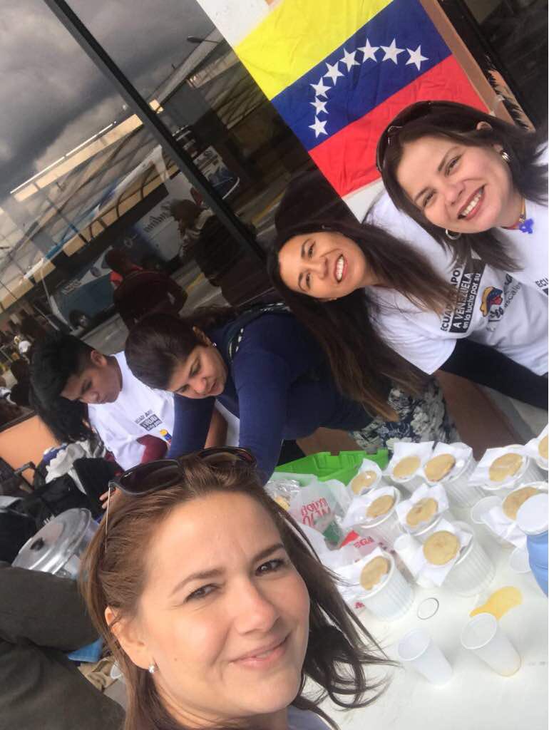 MariaCorinaYA's tweet image. 1. Miren lo que hicieron los venezolanos en #Quito...prepararon comidas y esperaron en el terminal de pasajeros a sus compatriotas que llegaban de Venezuela y seguían a otros lugares de Ecuador, a Perú y a Chile. Les llevaron sopas, arepas, jugos...
