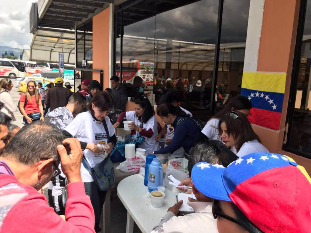 MariaCorinaYA's tweet image. 1. Miren lo que hicieron los venezolanos en #Quito...prepararon comidas y esperaron en el terminal de pasajeros a sus compatriotas que llegaban de Venezuela y seguían a otros lugares de Ecuador, a Perú y a Chile. Les llevaron sopas, arepas, jugos...