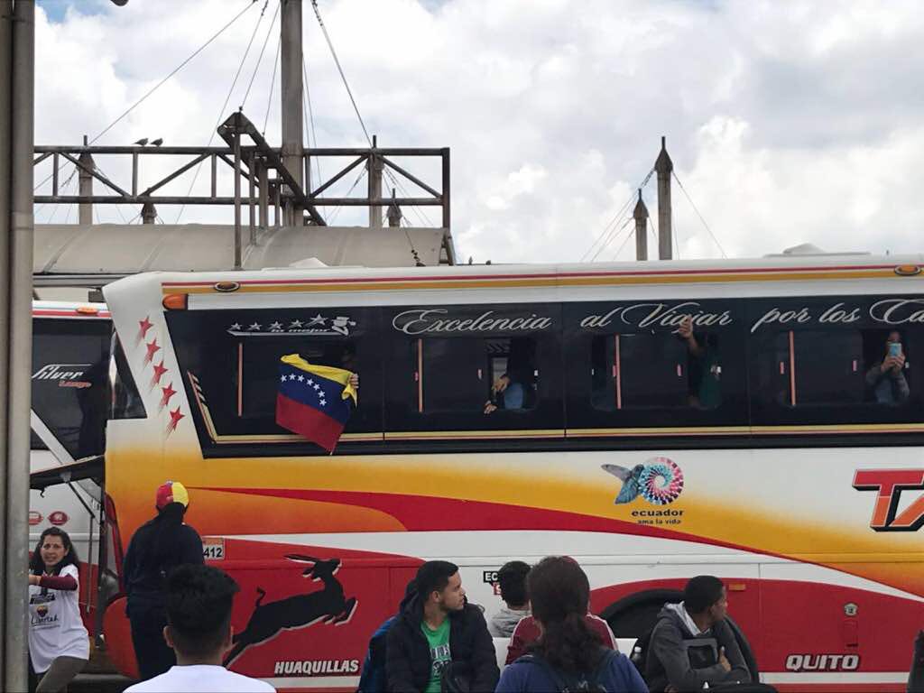 MariaCorinaYA's tweet image. 1. Miren lo que hicieron los venezolanos en #Quito...prepararon comidas y esperaron en el terminal de pasajeros a sus compatriotas que llegaban de Venezuela y seguían a otros lugares de Ecuador, a Perú y a Chile. Les llevaron sopas, arepas, jugos...