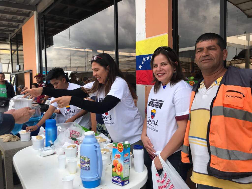MariaCorinaYA's tweet image. 1. Miren lo que hicieron los venezolanos en #Quito...prepararon comidas y esperaron en el terminal de pasajeros a sus compatriotas que llegaban de Venezuela y seguían a otros lugares de Ecuador, a Perú y a Chile. Les llevaron sopas, arepas, jugos...