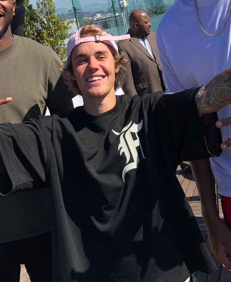 ProjetoJBieber's tweet photo. META DE CINQUENTA COMENTÁRIOS AQUI , SE VOCÊ AMA O JUSTIN E QUER QUE ELE VENÇA ESSA VOTAÇÃO NÃO IGNORE ESSE TWEET.

USEM AS DUAS TAGS 

BELIEBER SEGUE PROJETOJBIEBER
@justinbieber #JFCJustinBieber https://t.co/A2XU5kRN4H