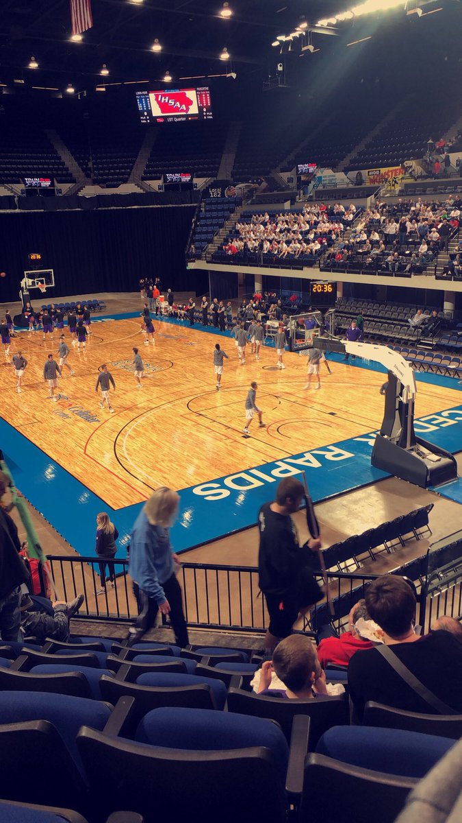 FormulaHoops's tweet photo. Checkin out some Tuesday night hoops! Seein if my guys @treyhutch_3 (Linn-Mar) and @tripleboy22 (Kennedy) can punch their ticket to the state tourney! #FormulaBasketball ππ https://t.co/8SPrFAhMVU