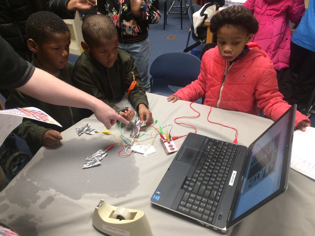 BaltCoPS's tweet photo. We are learning so much at the @GlyndonES Night of Innovation. How to tell a story, how to make a tiny motor, how to play video games using tin foil controllers. Students showing their peers new skills! https://t.co/t5w1jk6tLi