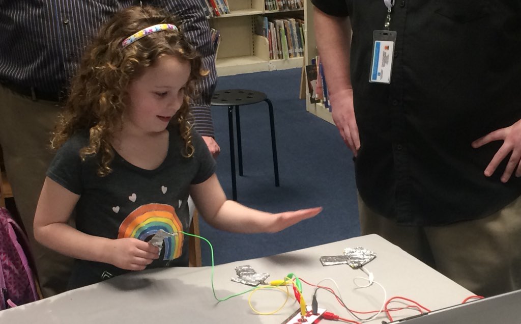 BaltCoPS's tweet photo. We are learning so much at the @GlyndonES Night of Innovation. How to tell a story, how to make a tiny motor, how to play video games using tin foil controllers. Students showing their peers new skills! https://t.co/t5w1jk6tLi
