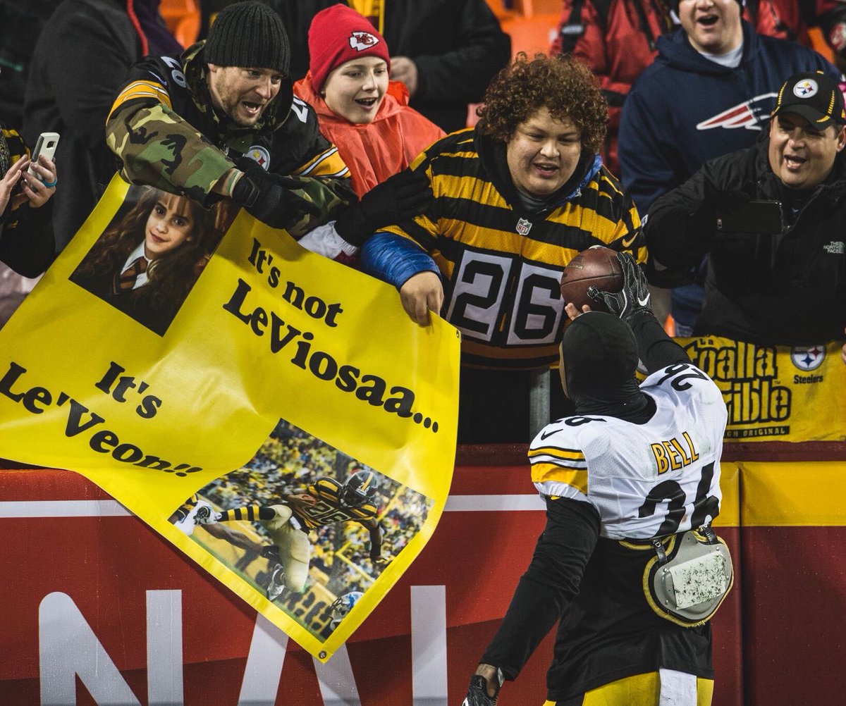 LeVeonBell's tweet photo. Pittsburgh fans the best fans! ✊🏾 Y’all shown so much love to meee https://t.co/aseO6gzyZ9